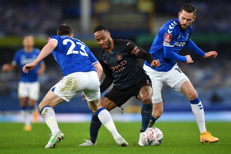Sterling tenta se livrar de dois marcadores do Everton, em jogo pela FA Cup