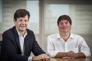 Pedro Moreira Salles e Roberto Setubal em escritório do Itaú Unibanco em SP