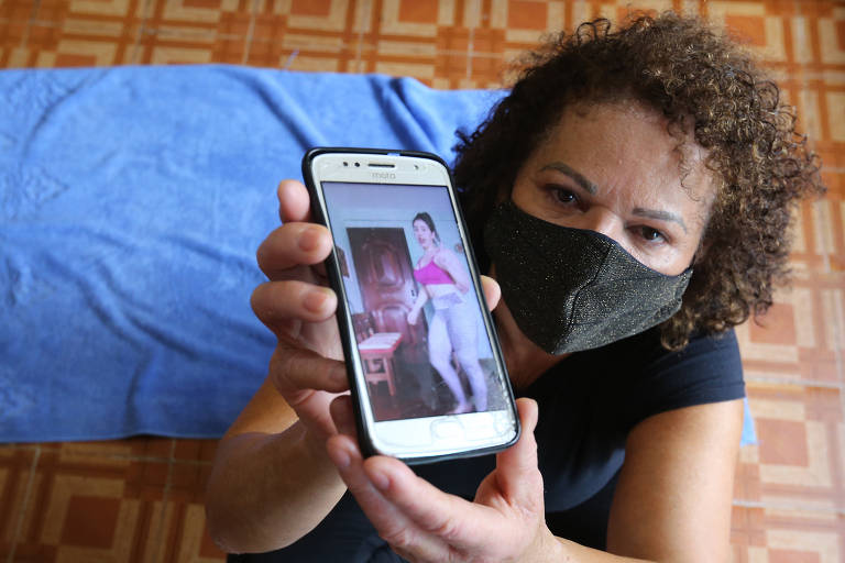 A atriz Dill França faz exercícios em casa com a ajuda da internet