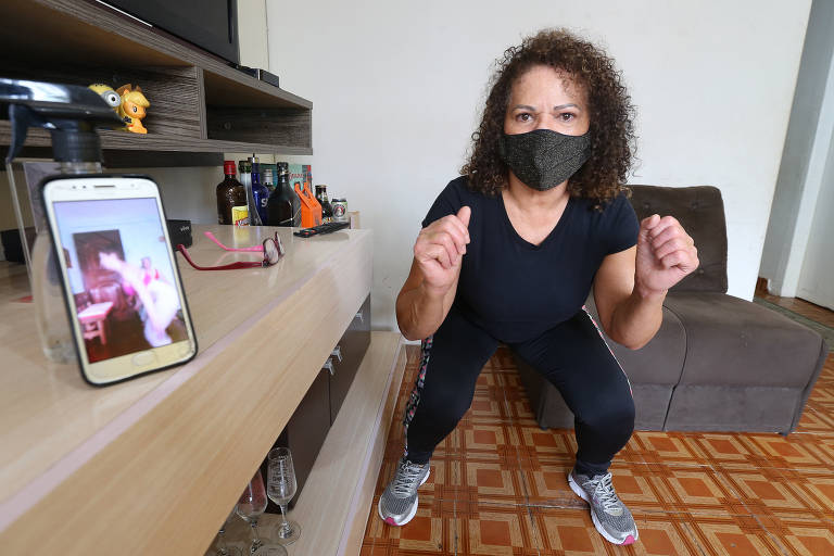 A atriz Dill França faz exercícios em casa com a ajuda da internet