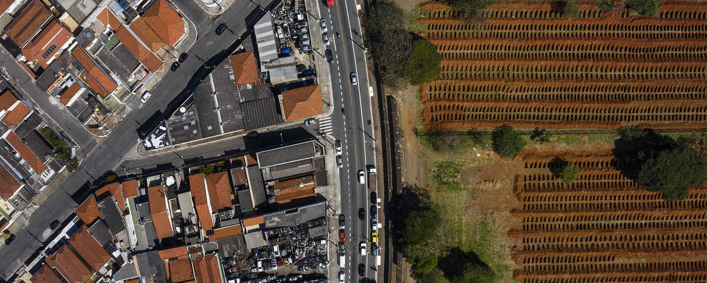 Imagem aérea do cemitério da Vila Formosa do trabalho 'Necropoli[s]tics', do fotógrafo Leonardo Finotti