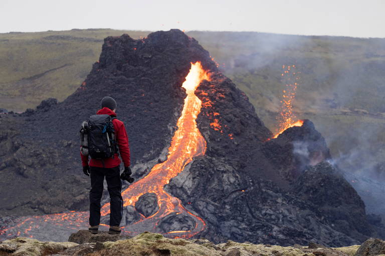 Após erupção, vulcão na Islândia tem rio de lava
