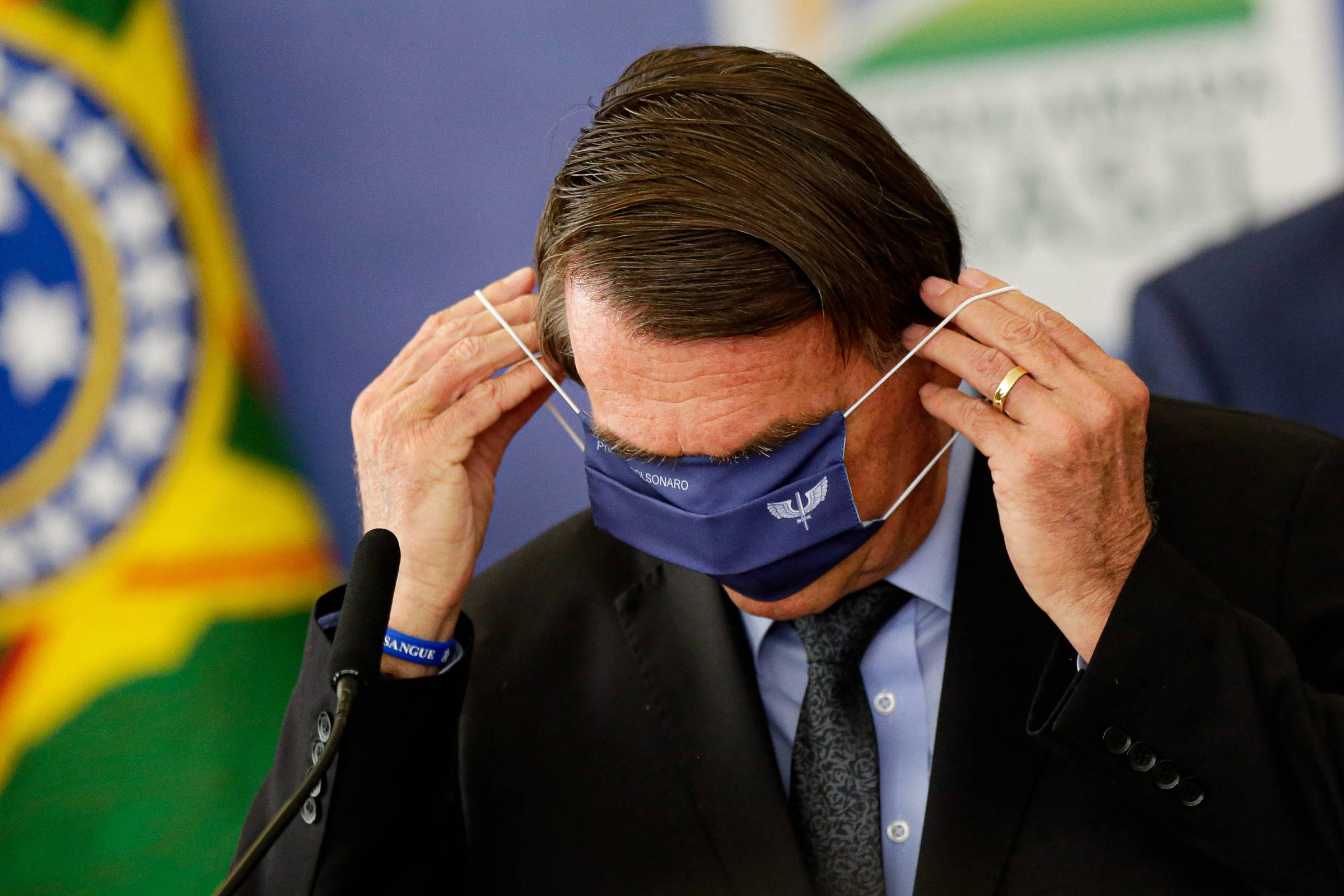 Um ano depois da 'gripezinha', Bolsonaro não convence com mentiras