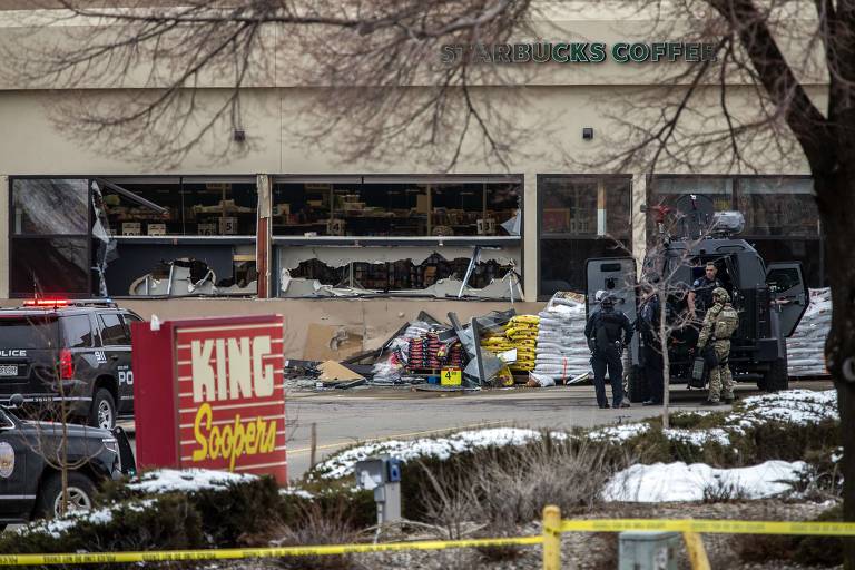 Agentes da polícia no local em que um atirador matou dez pessoas na cidade de Boulder, no Colorado, nos EUA