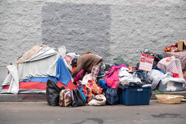 Morador de rua em Los Angeles; pobreza foi agrava pela pandemia 