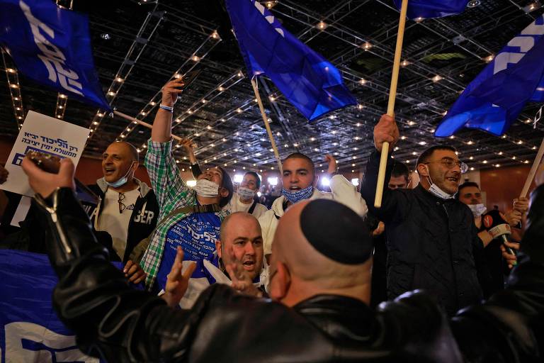 Apoiadores do Likud comemoram projeção da conquista de até 33 assentos no Parlamento, na sede do partido, em Jerusalém