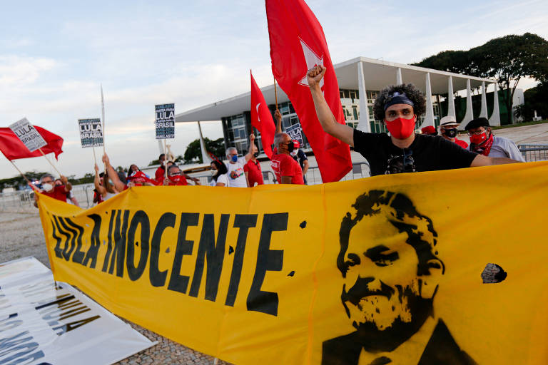 Apoiadores do ex-presidente Lula comemoram, em frente ao STF, voto favorável da ministra Carmem Lúcia e a suspeição do ex-juiz Sérgio Moro.