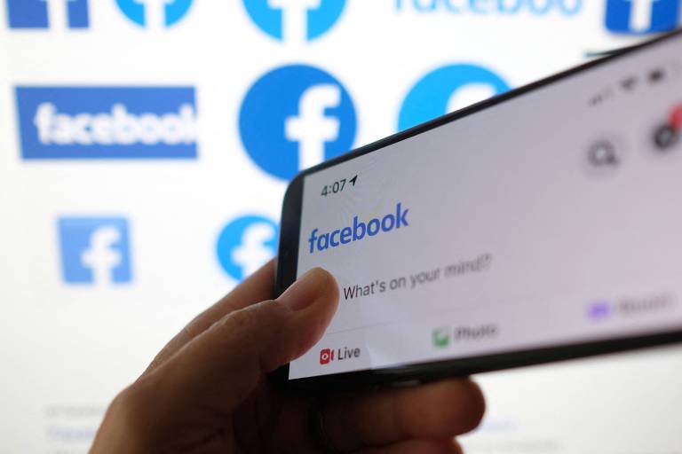 Pessoa checa aplicativo do Facebook em seu smartphone