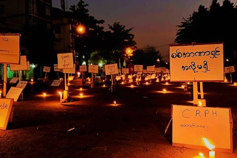Manifestantes realizam ato apenas com cartazes à luz de velas em Rangoon, capital comercial de Mianmar