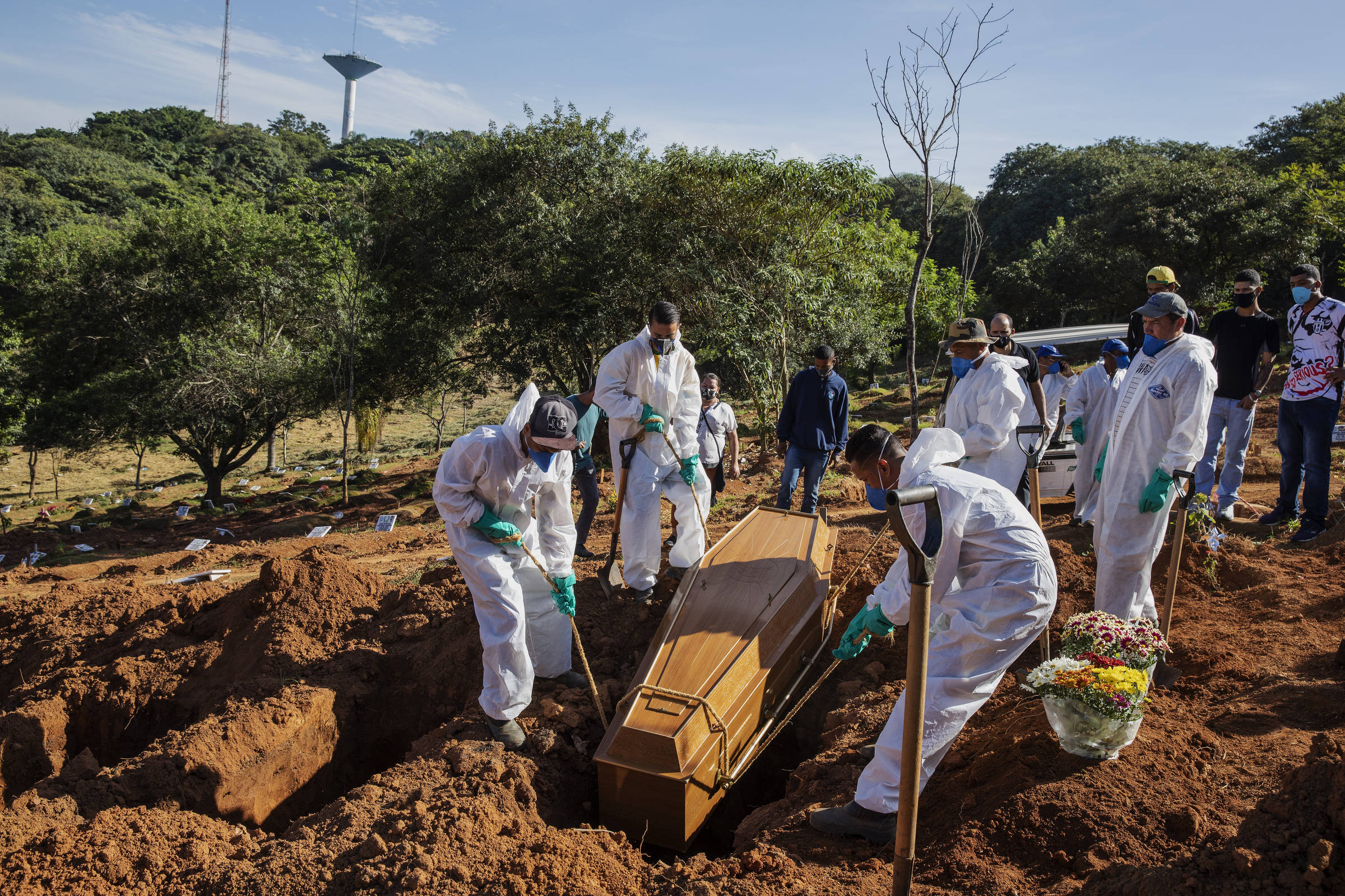 Pela 2ª vez, Brasil ultrapassa os EUA em mortes por Covid por 100 mil habitantes