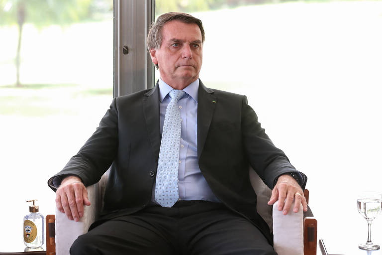 "Para a mídia, o vírus sou eu". "Criaram pânico, né? O problema está aí, lamentamos. Mas você não pode entrar em pânico. Que nem a política, de novo, de 'fique em casa'. O pessoal vai morrer de fome, de depressão?" (03.03.21)