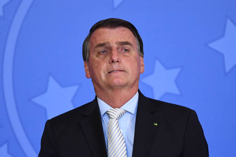 "Tem idiota que a gente vê nas mídias sociais, na imprensa, né?... Vai comprar vacina. Só se for na casa da sua mãe". (05.03.21)