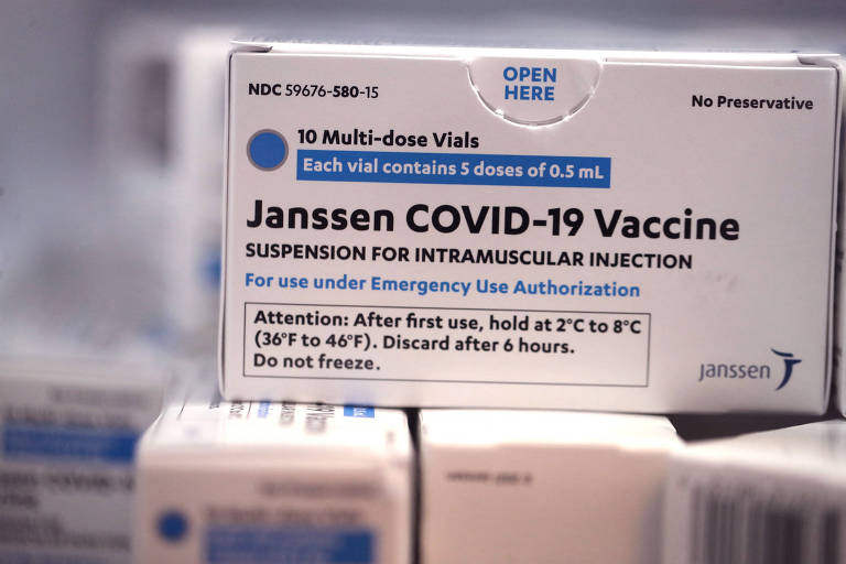 Embalagem da vacina da Janssen (Johnson & Johnson) pronta para uso no Aeroporto Internacional O'Hare de Chicago, Illinois (EUA)