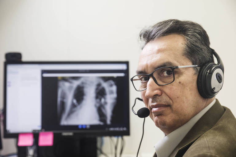 O médico Carlos Carvalho, chefe da divisão de pneumologia do InCor, na sala da unidade de teleUTI