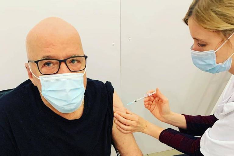 Paulo Coelho é vacinado contra a Covid-19