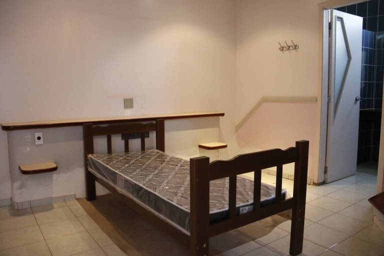 Um dos 44 leitos instalados em antigo motel para atender pessoas que precisem de isolamento em Araraquara