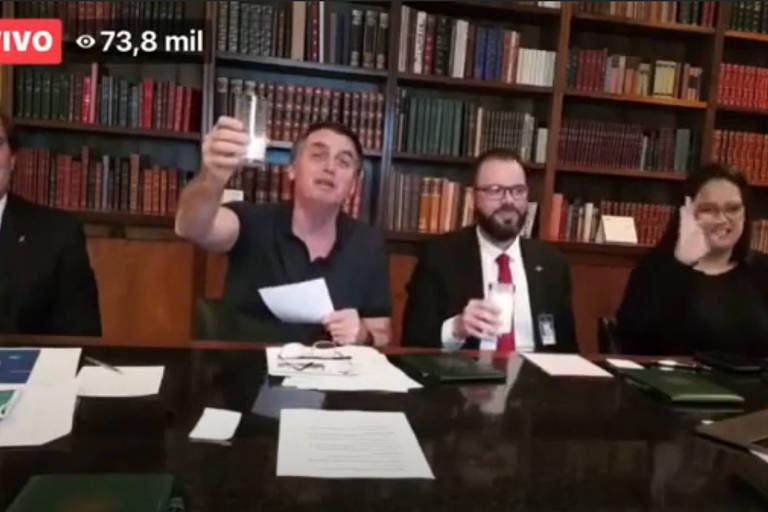 Bolsonaro toma um copo de leite em transmissão ao vivo no ano passado