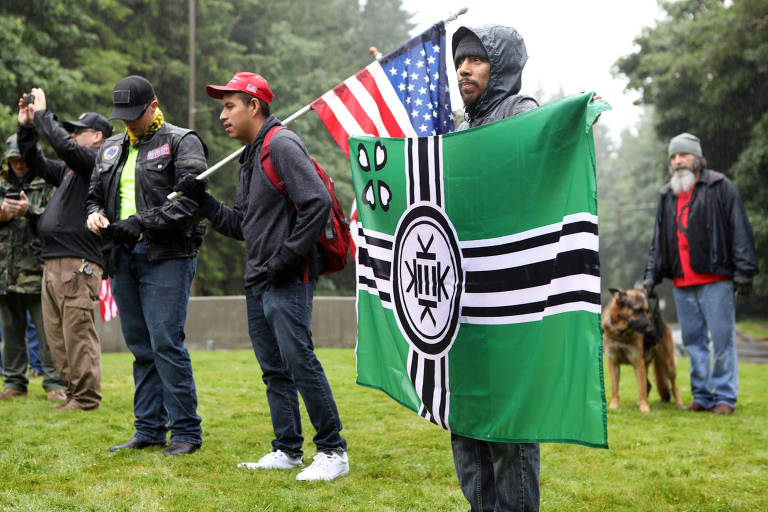 Um homem segura uma bandeira do país fictício Kekistan, durante uma manifestação na cidade de Olympia, no estado de Washington 