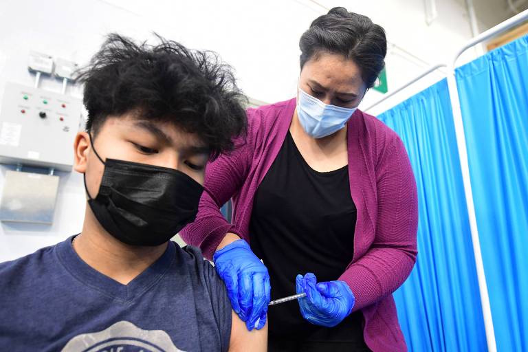Um adolescente de 16 anos recebe a vacina da Pfizer no Alaska, o primeiro estado nos Estados Unidos a iniciar o acesso das vacinas a toda a população com 16 anos ou mais