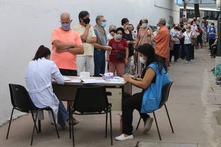 Fila de idosos para vacinação em posto de saúde na zona sul de SP