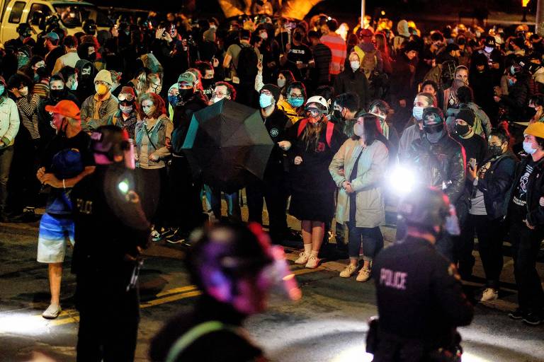 Confronto entre policiais e manifestantes após fechamento de parque em Los Angeles