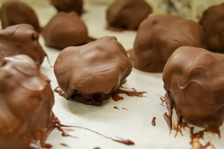 Veja como preparar receita de trufa de chocolate para presentear na Páscoa
