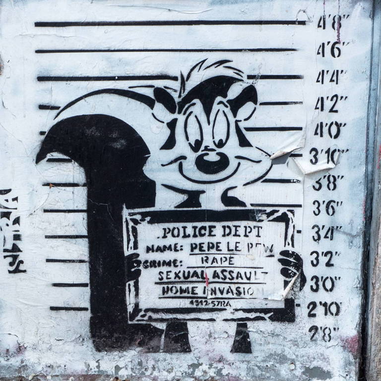 Grafite do artista francês STRA em Londres retrata Pepe Le Pew preso por estupro, assédio sexual e invasão de domicílio 