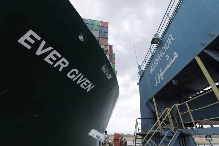 Relembre: navio de 400 metros de comprimento encalhou no Canal de Suez
