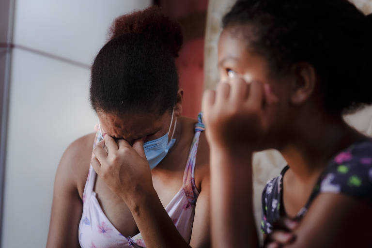 Letícia dos Santos Carneiro com a família em um barraco na zona sul de São Paulo
