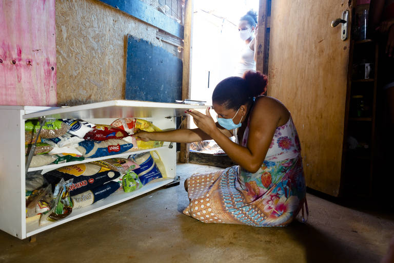 Letícia dos Santos Carneiro, que vive com a família em um barraco na zona sul de São Paulo
