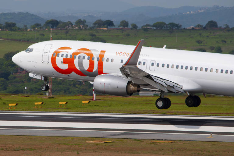 Boeing 737-800 da Gol Linhas pousa no aeroporto de Confins, em Belo Horizonte