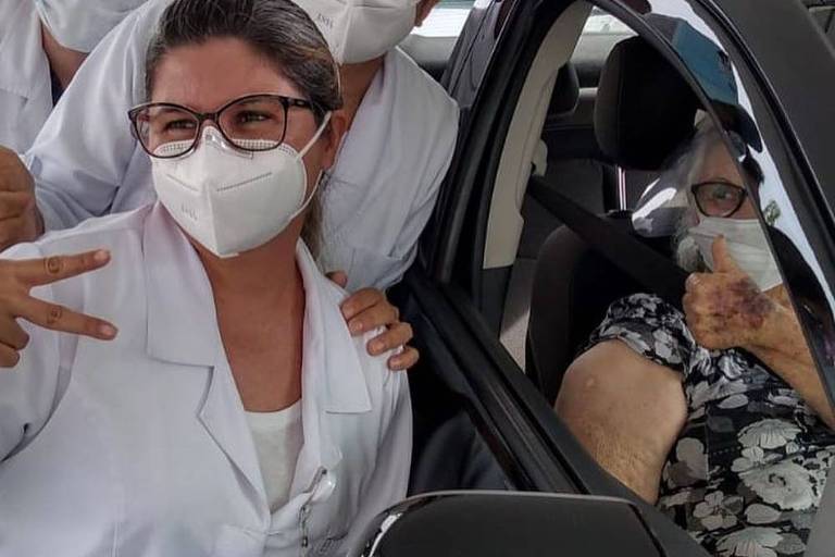 Foto da mãe do padre Fábio de Melo recebendo a vacina contra a Covid-19, no início de março