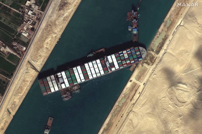 Imagem aérea mostra embarcação encalhada que bloqueia o canal