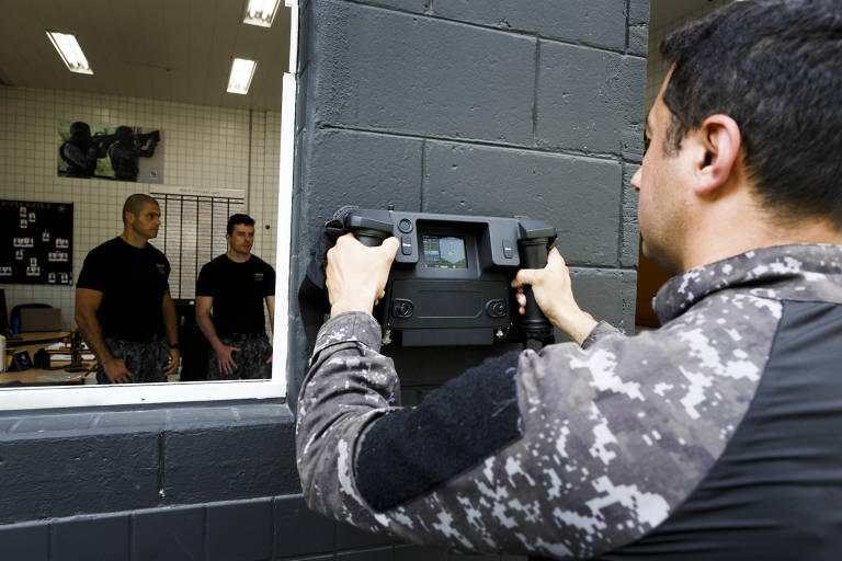 Policiais do Gate usam equipamento para enxergar através das paredes