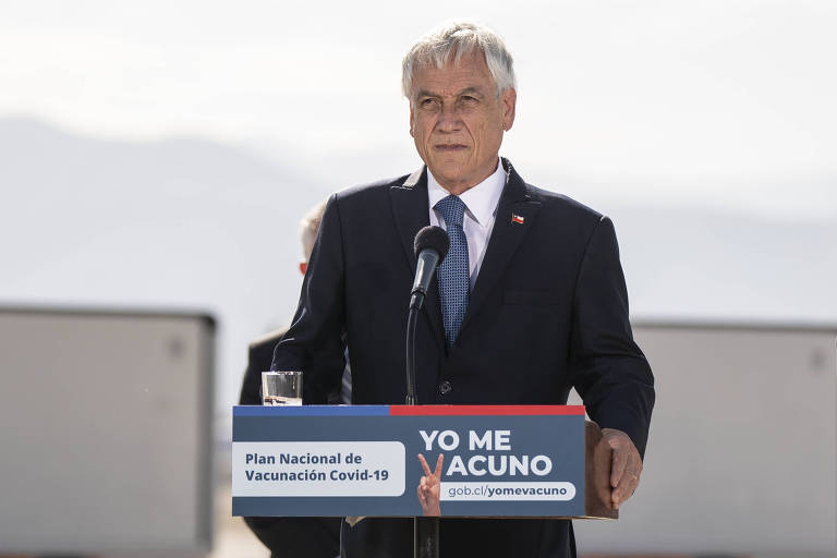O presidente chileno, Sebastián Piñera, durante a chegada de um carregamento de vacinas no aeroporto de Santiago 