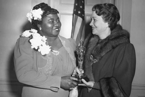 Em 1940, Hattie McDaniel se tornou a primeira pessoa negra indicada e escolhida para receber um Oscar, o de melhor atriz coadjuvante, por 