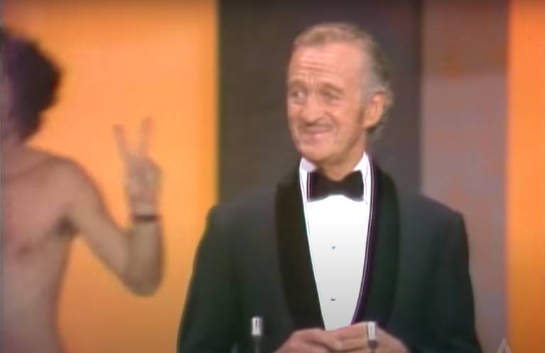 Na cerimônia do Oscar de 1974, enquanto David Niven se preparava para apresentar Elizabeth Taylor, o artista e ativista Robert Opel conseguiu driblar a segurança da premiação e apareceu pelado no palco. Curiosamente, ele não foi expulso do evento, nem preso ganhou uma coletiva de imprensa só para ele depois da entrega das estatuetas