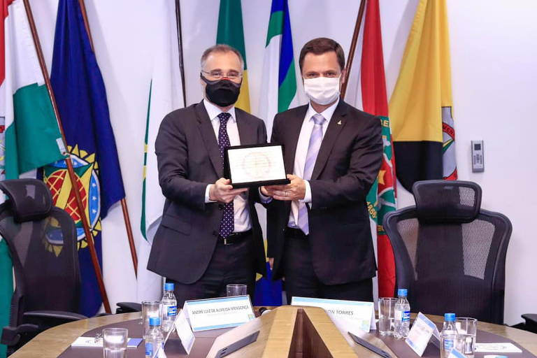 Torres com André Mendonça, seu antecessor no comando do Ministério da Justiça