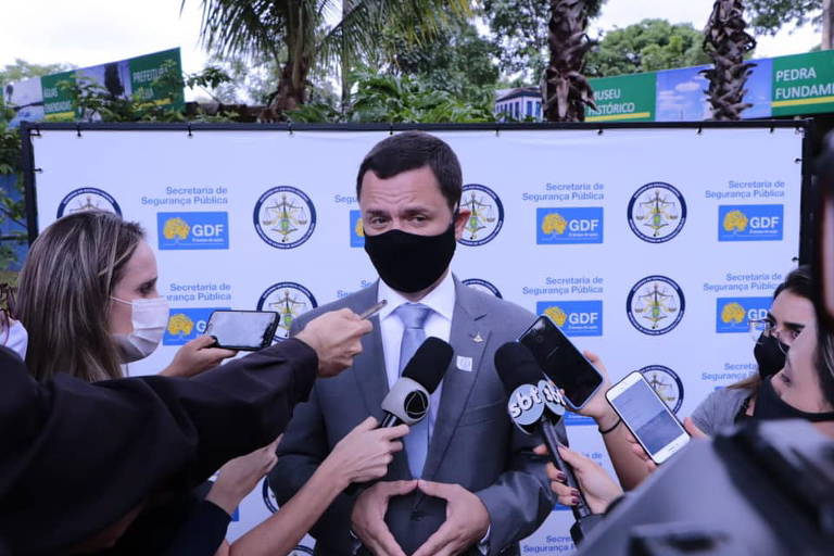 Torres com André Mendonça, seu antecessor no comando do Ministério da Justiça