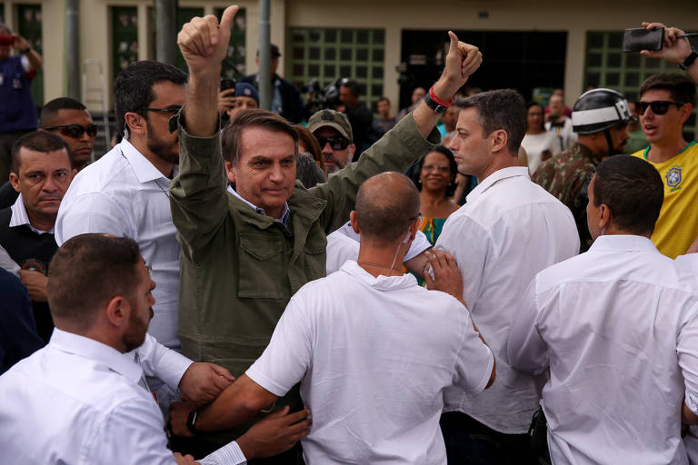  O candidato à Presidência Jair Bolsonaro (PSL) chega para votar na escola municipal Rosa da Fonseca, na Vila Militar, Rio de Janeiro