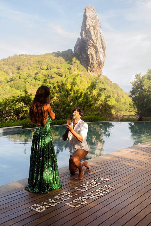 Jesus Luz pediu a namorada, a DJ Carol Ramiro, em casamento durante a viagem dos dois para Fernando de Noronha