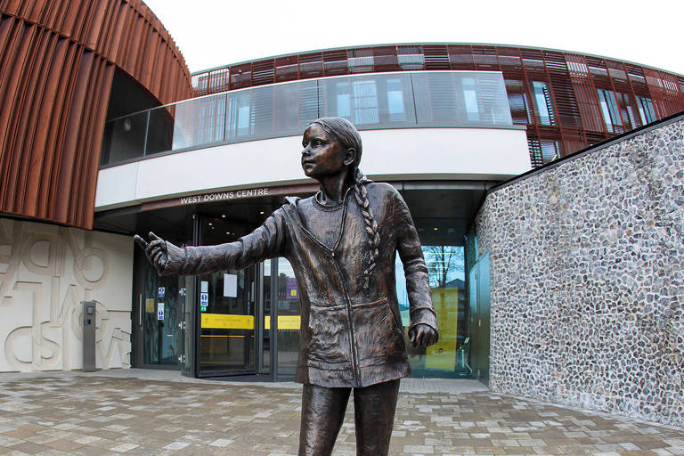 Estátua de Greta Thumberg na Universidade de Winchester