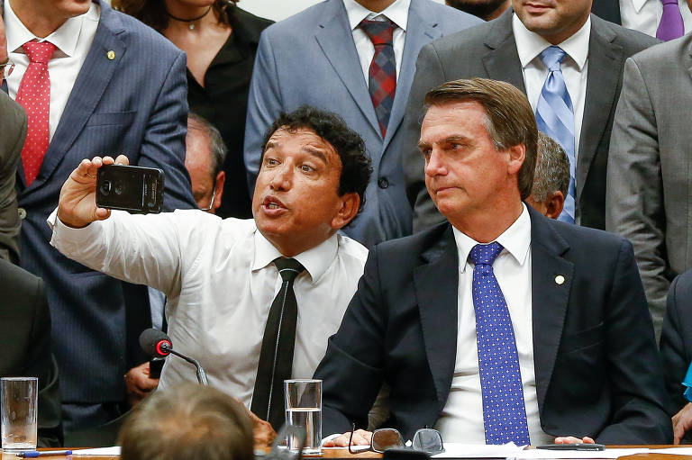 Deputado e pré-candidato à Presidência, Jair Bolsonaro, durante ato de filiação ao partido PSL, na Câmara dos Deputados. Ao seu lado o então senador Magno Malta (PR-ES), que era apontado como possível vice na chapa
