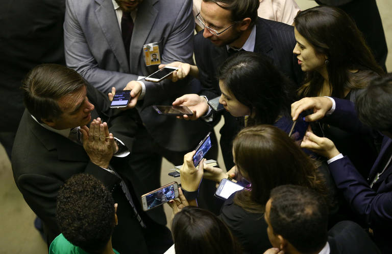 O candidato à Presidência da República deputado Jair Bolsonaro (PSL) conversa com jornalistas no plenário da Câmara dos Deputados.
