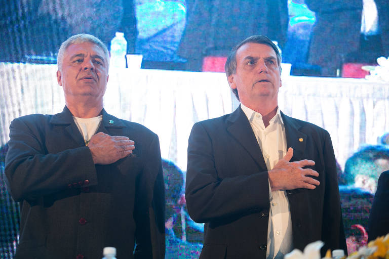 O então deputado estadual Major Olimpio (PSL) e o candidato à Presidência da República Jair Bolsonaro (PSL) cantam o hino nacional durante a convenção nacional do PRTB