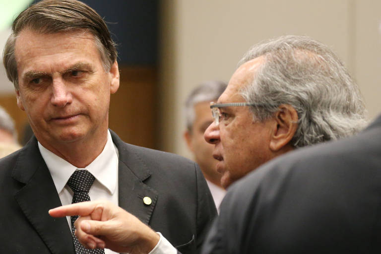 O candidato à Presidência Jair Bolsonaro conversa com seu futuro ministro da Economia, Paulo Guedes, na Federação das Industrias do Rio de Janeiro