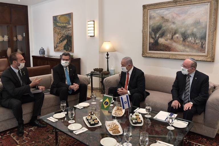 Da esq. para a dir., o deputado Eduardo Bolsonaro e o chanceler Ernesto Araújo durante encontro com o premiê Binyamin Netanyahu (terceiro da esq. para a dir.), em Israel