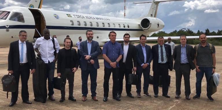 Comitiva brasileira, com Ernesto Araújo e Eduardo Bolsonaro, embarca para Israel a fim de buscar parcerias contra o coronavírus