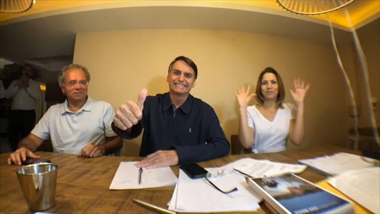 O candidato do PSL à Presidência, Jair Bolsonaro, durante uma transmissão ao vivo no Facebook, na noite do primeiro turno da eleição