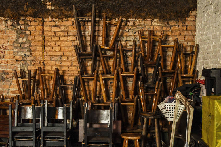 Cadeiras encostadas no bar "Ó do Borogodó", na Vila Madalena, em São Paulo (SP)